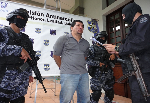 Durante un operativo realizado por la División Antinarcóticos, en el barrio San Jacinto, de San Salvador, fue capturado el sujeto José Misael Cisneros Rodríguez﻿. Foto cortesía PNC
