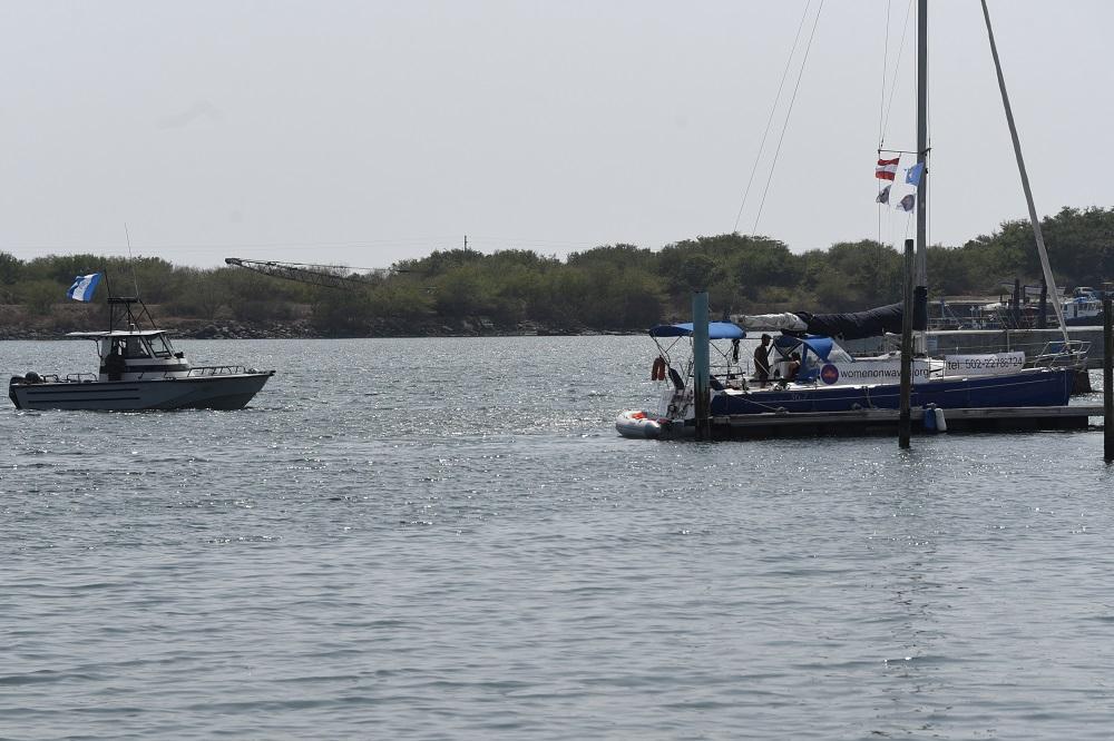 Un bote de la Fuerza Naval de Guatemala se acerca al 