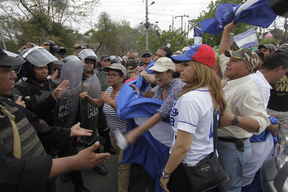 Protestantes y policías se enfrentan en el puente La Tonga, en el pueblo Juigalpa, a 140 kilómetros de la capital de Nicaragua. La protesta es contra la Ley 840 y la construcción del canal interoceánico aprobado por el régimen de Daniel Ortega. AFP PHOTO / INTI OCON