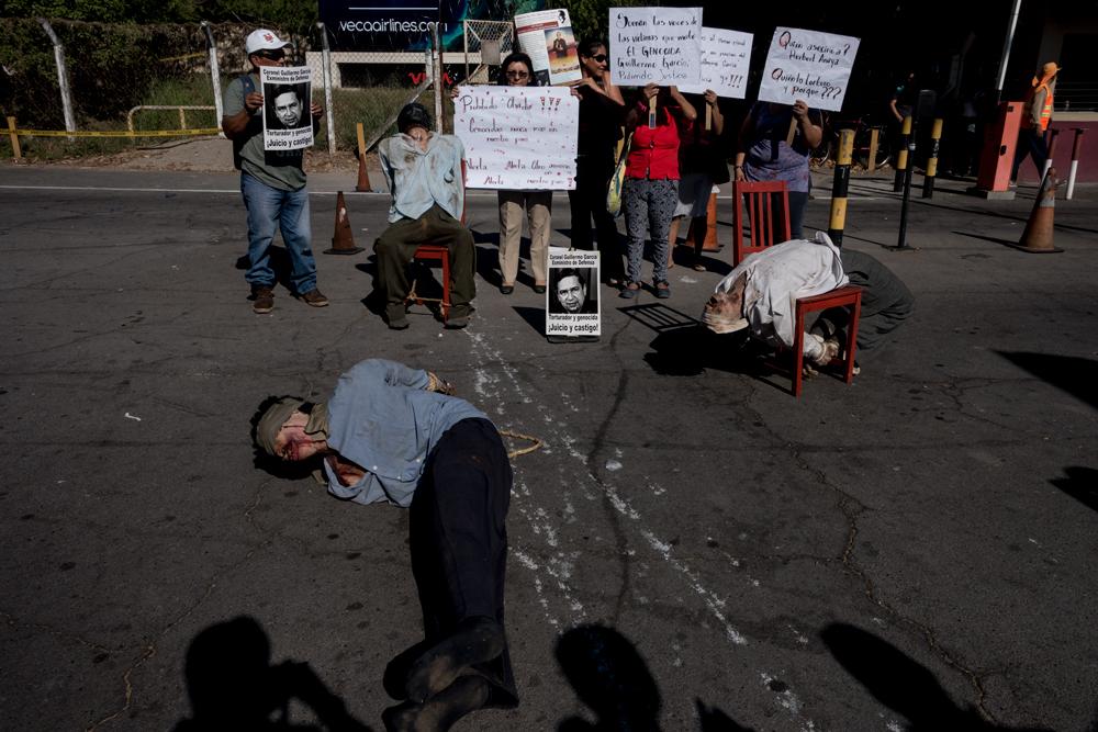Algunos acvtivistas protestaron afuera del aeropuerto internacional Mons. Óscar Arnulfo Romero, en contra de José Guillermo García.