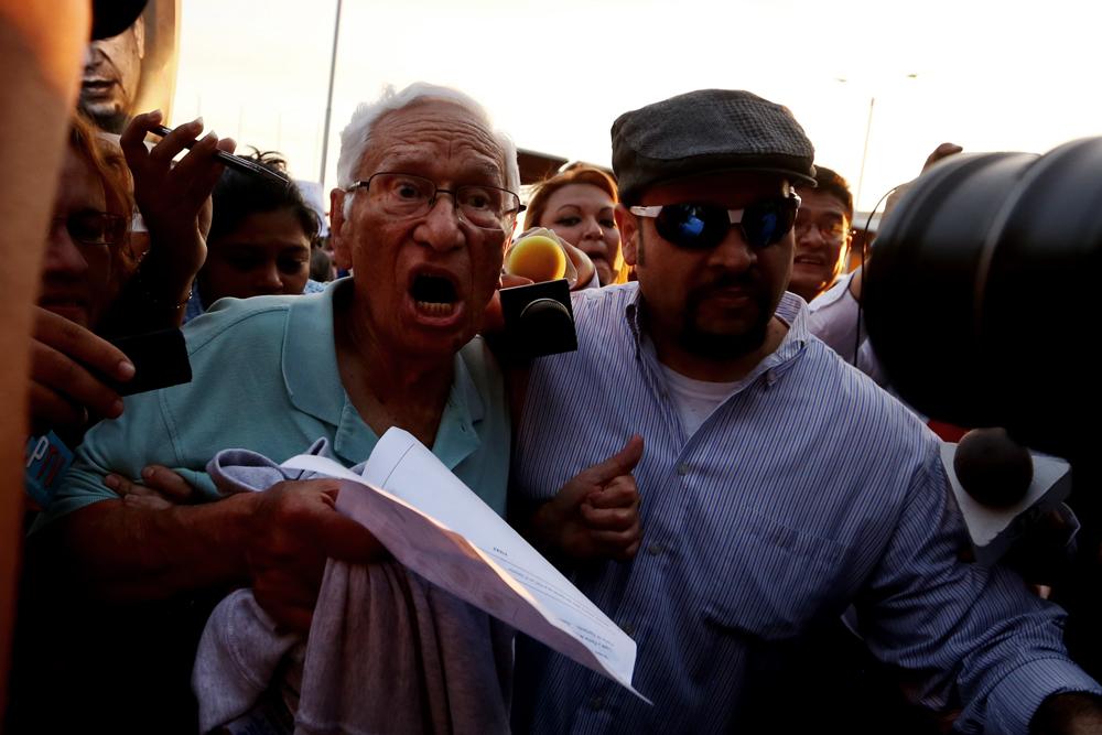 El general José Guillermo García fue recibido por activistas de los derechos humanos que llegaron al Aeropuerto Monseñor Romero a gritarle 
