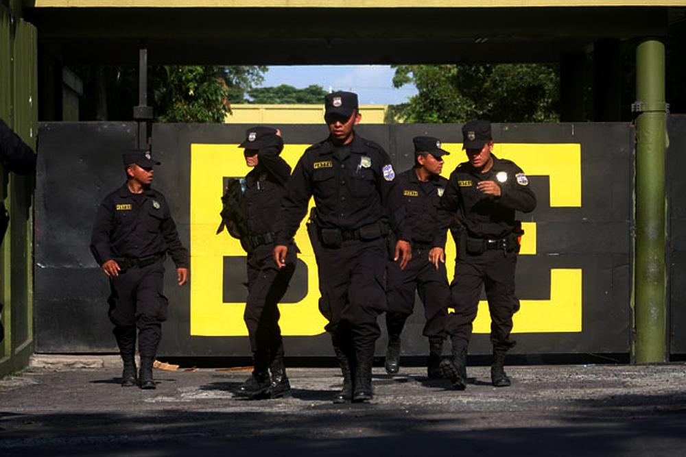 Agentes de la PNC salen del portón de la policía militar en San Salvador./ Foto Archivo: Frederick Meza