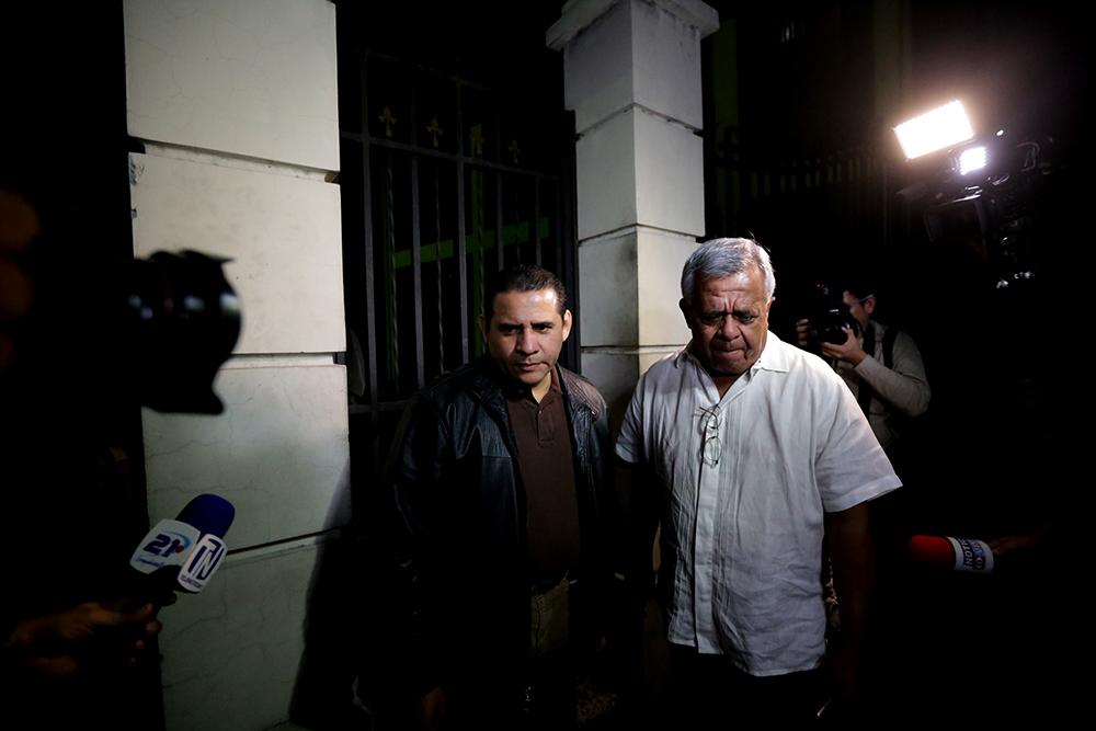 El abogado Lisandro Quintanilla y el diputado Maurico Ernesto Vargas se presentaron a la División Central de Investigaciones (DCI) de la PNC, en donde sospechaban que Ramiro Ávalos Vargas y Tomás Zárpate Castillo se encontraban detenidos.