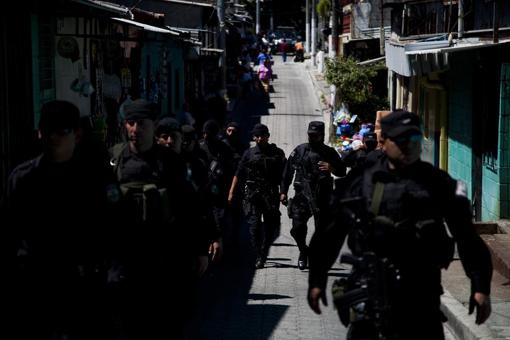 Polcicías recorren la comunidad Vílla de Jesús, en el municipio de Soyapango, durante el lanzamiento del plan 
