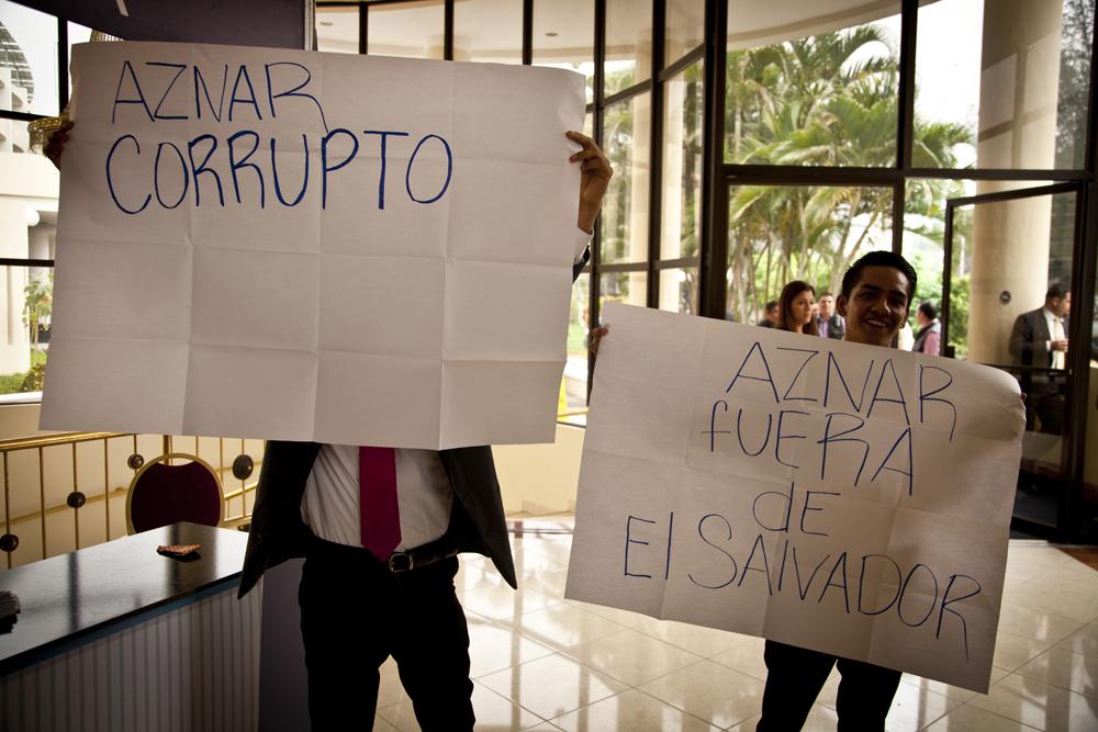 Organizaciones protestaron contra el expresidente Aznar, quien fue implicado en actos de corrupción en su país, y fue invitado al Encuentro Nacional de la Empresa Privada, el 26 de abril de 2016, para hablar sobre corrupción. / Foto El Faro: Víctor Peña