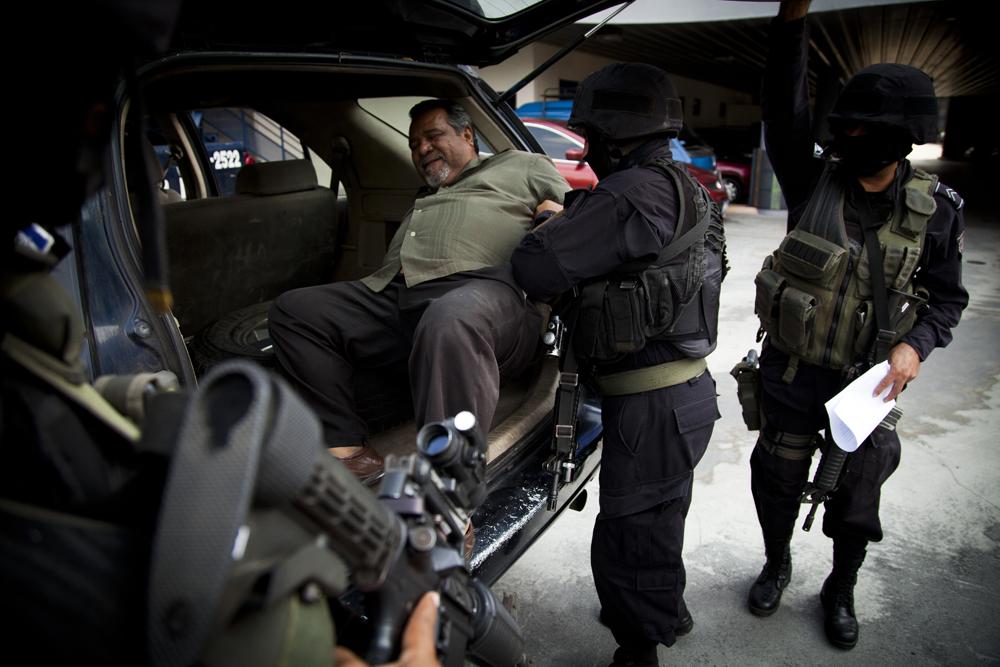 El Grupo de Operaciones Especiales de la Policía salvadoreña (Gopes) traslada a Raúl Mijango, uno de los dos mediadores de  la tregua entre pandillas que el Gobierno promovió entre marzo de 2012 y mayo de 2013, y que desplomó los homicidios del país.  El traslado ocurrió el 6 de mayo. 