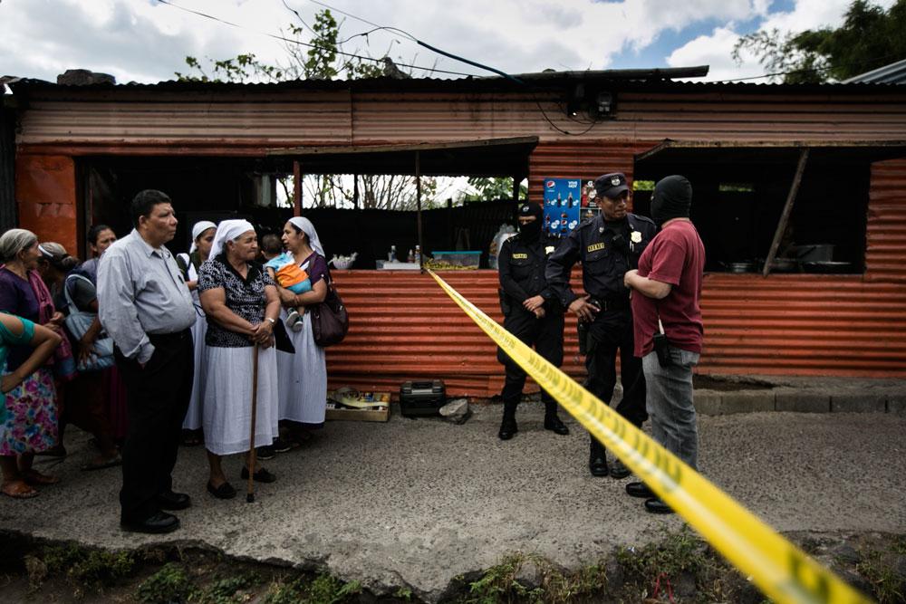 Escena de homicidio en las cercanías del redondel Masferrer, frente a la comunidad Cristo Redentor en la colonia Escalón, San Salvador. Foto: Fred Ramos