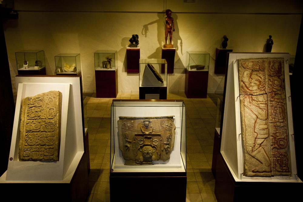 Las piezas de los extremos son los fragmentos de estela depredados de los sitios arqueológicos Aguateca y Dos Pilas, respectivamente.
