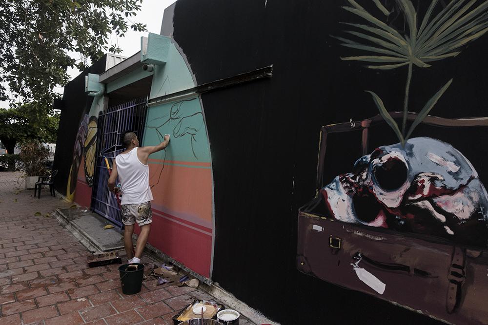 Leny Rivera, muralista de origen latinoamericano radicado en Nueva York, pinta en las paredes del Teatro Municipal 