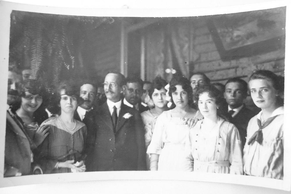 Jorge Meléndez, presidente de El Salvador entre 1919 y 1923, rodeado de empleados públicos, en una fotografía tomada en 1919. Foto cortesía Héctor Lindo.