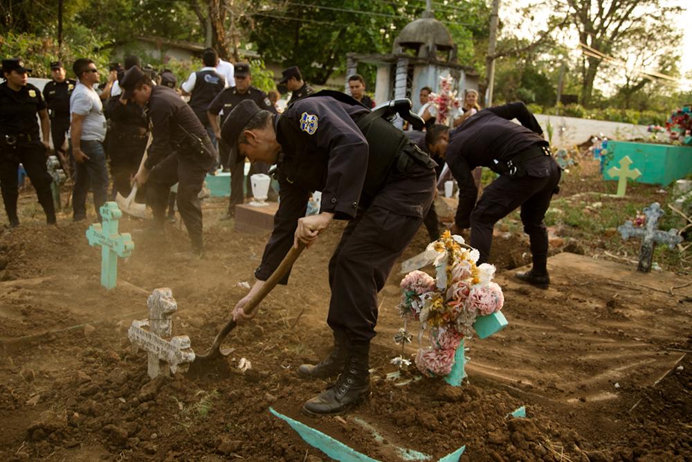 Agentes de la Policía entierran a la agente Wendy Yamileth Alfaro Mena, en el cementerio Analco, de Zacatecoluca, el 22 de abril de 2015. En 2015, 63 policías fueron asesinados, según la PNC. La represión gubernamental provocó que las pandillas apuntalaran a los policías como objetivos de sus atentados. Foto: Archivo de El Faro.