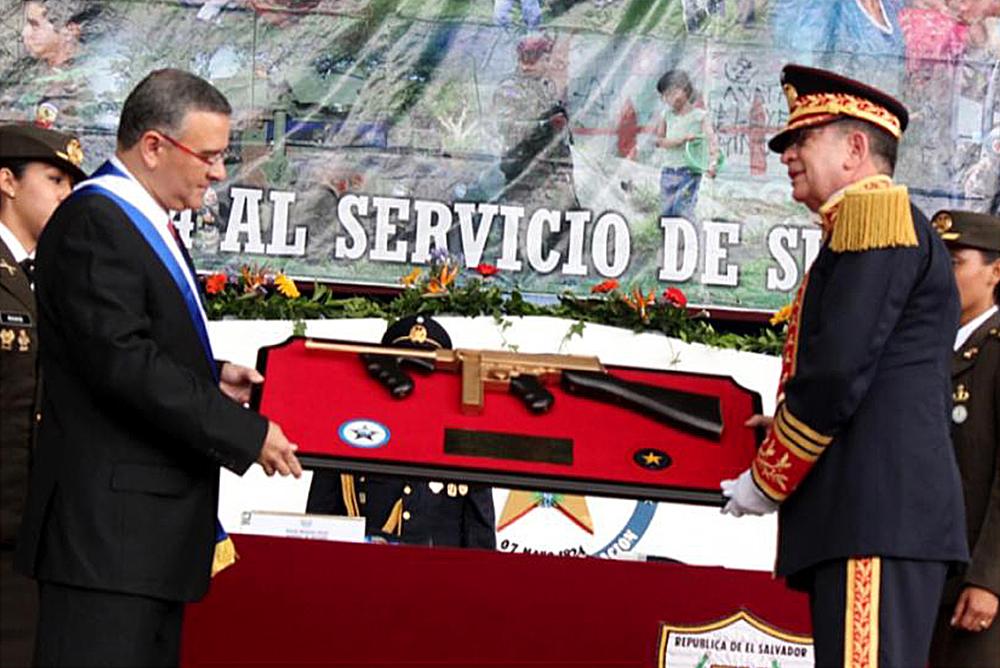 El 7 de mayo de 2014, día del soldado, el entonces presidente Mauricio Funes recibió un obsequio de manos del también hoy ministro de Defensa, David Munguía Payés: un fusil dorado de exhibición. 
