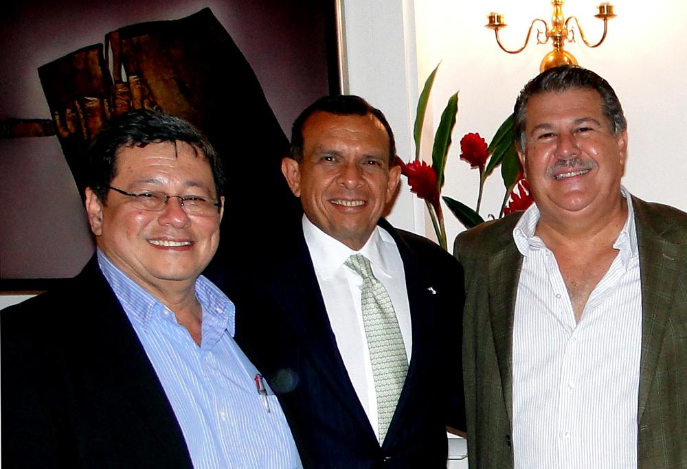 Enrique Rais, tercero de derecha a izquierda, junto a José Luis Merino, uno de los tres principales dirigentes del FMLN y el expresidente de Honduras, Porfirio Lobo. Foto tomada en 2011, cuando Lobo todavía era presidente de Honduras. 