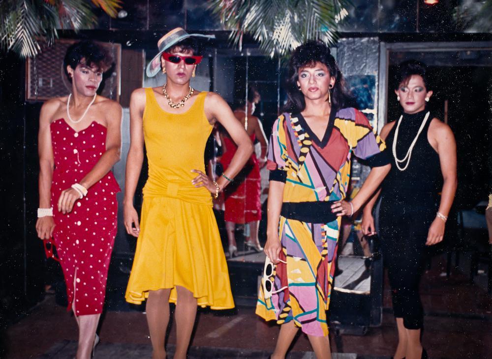 Phoebe, Silvana, Saggy y Sophy participan en un desfile de modas en Oráculos Discoteque, en el año 1987. Foto de Nicolás Rodríguez ,  cortesía de AMATE El Salvador.