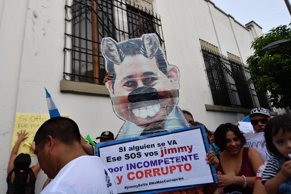 Guatemaltecos se manifiestaron este fin de semana para demandar la renuncia del presidente Jimmy Morales en apoyo a Iván Velásquez, quien este domingo fue declarado persona  non grata  por Morales. AFP PHOTO / JOHAN ORDONEZ
