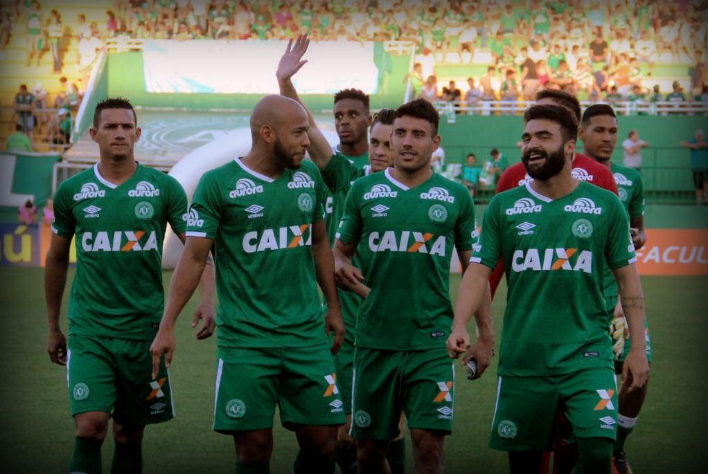Jugadores de la Asociación Chapecoense de Fútbol fotografiados en el entretiempo de un partido en su estadio, en la ciudad brasileña de Chapecó. Foto Facebook Chapecoense.