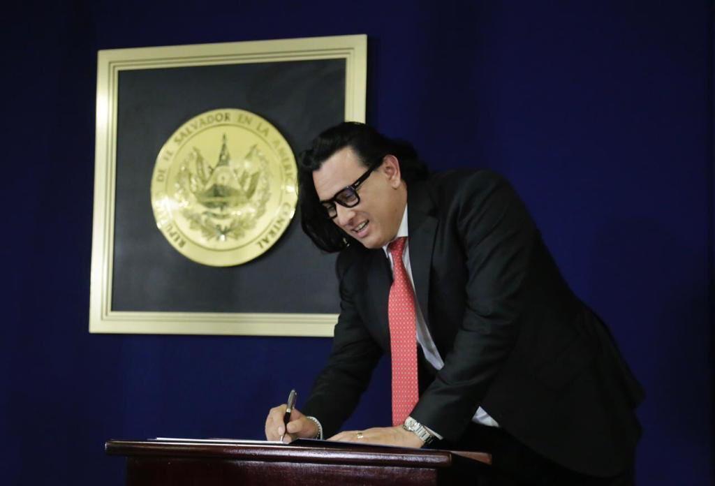 Ernesto Sanabria firma el acta de juramentación como Secretario de Prensa de la Presidencia.  El acto fue celebrado ayer 11 de junio de 2019. Foto: Presidencia de El Salvador. 