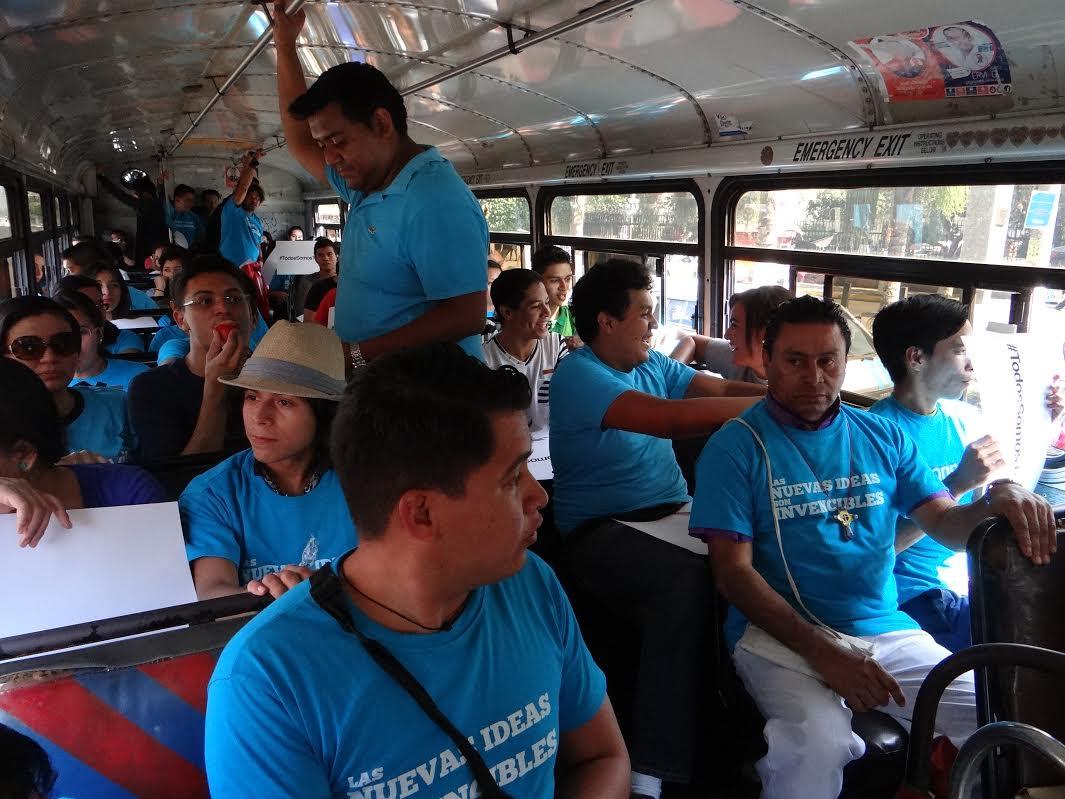 Estudiantes y miembros de la iglesia anglicana se reunieron a las afuera de la Universidad de El Salvador (UES) de donde salieron en buses hacia la FGR en apoyo a Nayib Bukele. Foto: Yéssica Hompanera