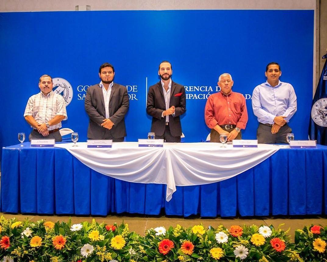 Raymond Villalta trabajó para el Concejo Municipal de San Salvador entre 2015-2018. En esta fotografía aparece a la izquierda de Nayib Bukele, quien era el alcalde de San Salvador.