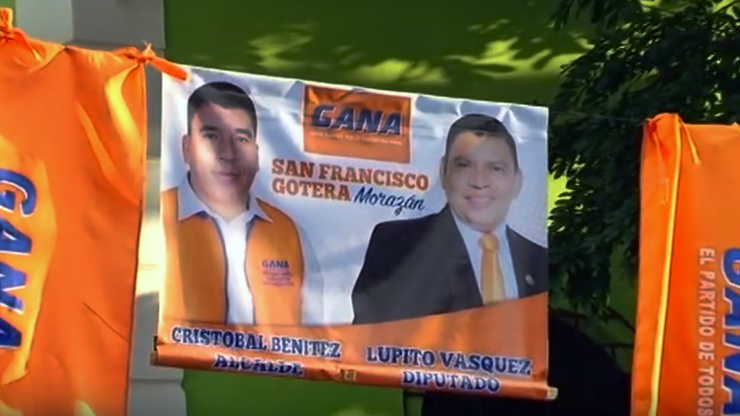 Imagen de tomada de un video de la campaña de electoral de 2014 en la que el diputado Guadalupe Vasquez apadrinó a Cristobal Benítez en su carrera por la alcaldía de San Francisco Gotera, Morazán.