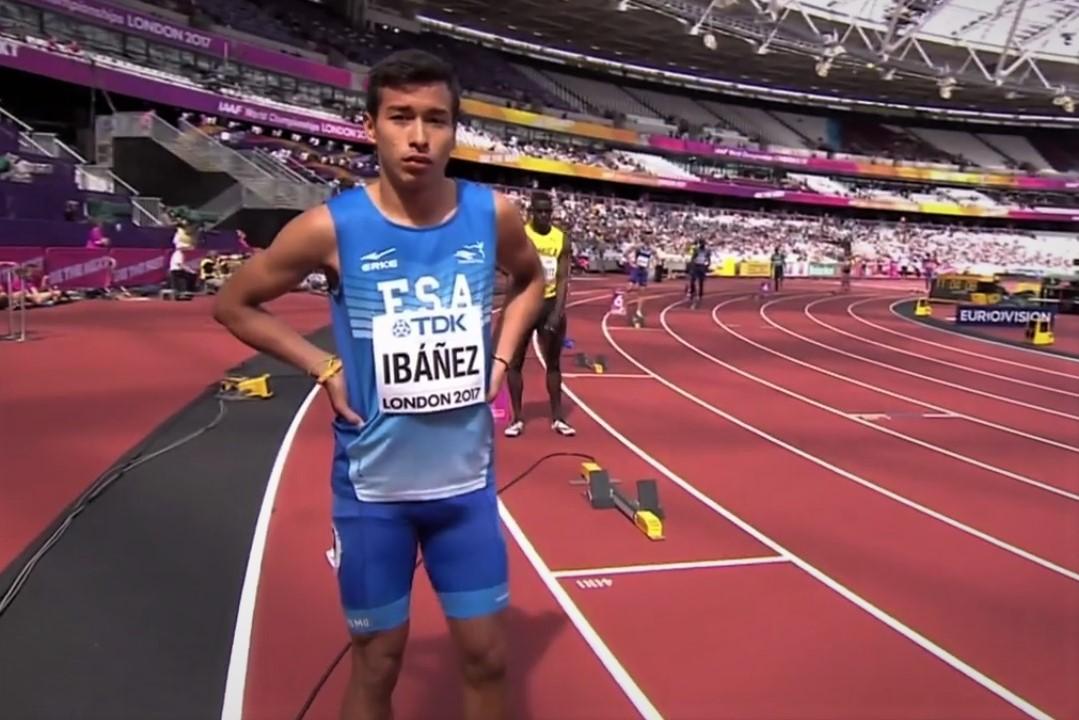 El salvadoreño Pablo Ibáñez momentos antes de correr su serie en los 400 metros vallas, en el Estadio Olímpico de Londres, Reino Unido. Foto cortesía IAAF.