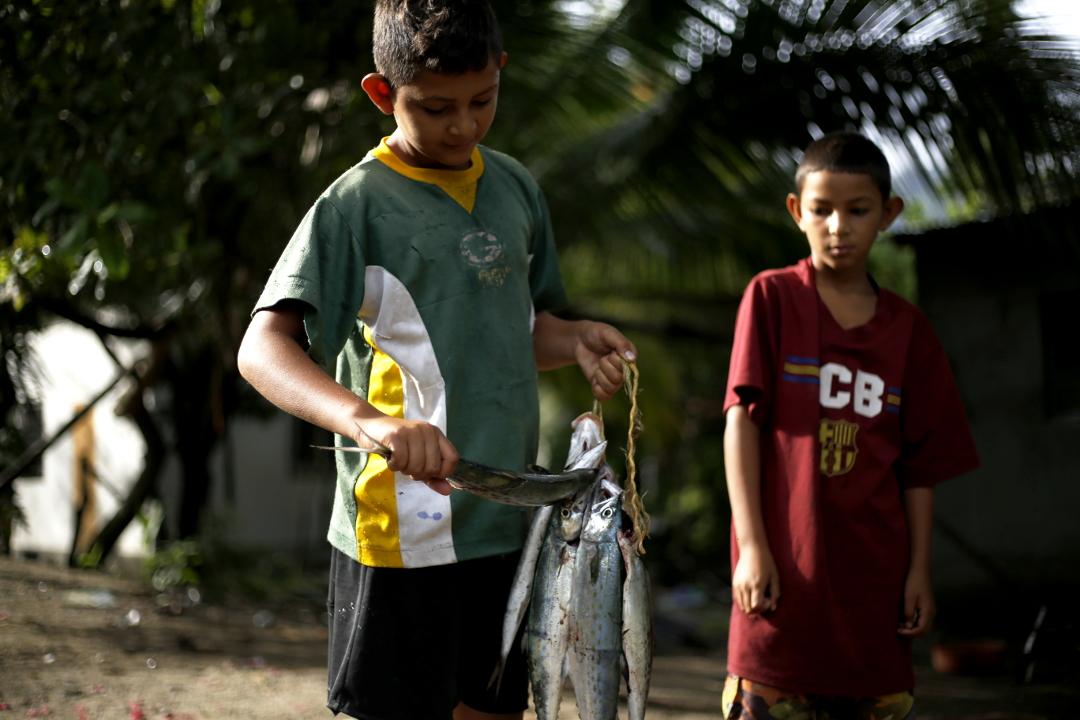 Young fisherman (neighbors of Emilio and his son) in the Las Flores community of Masca, Omoa. Photo: Martín Cálix