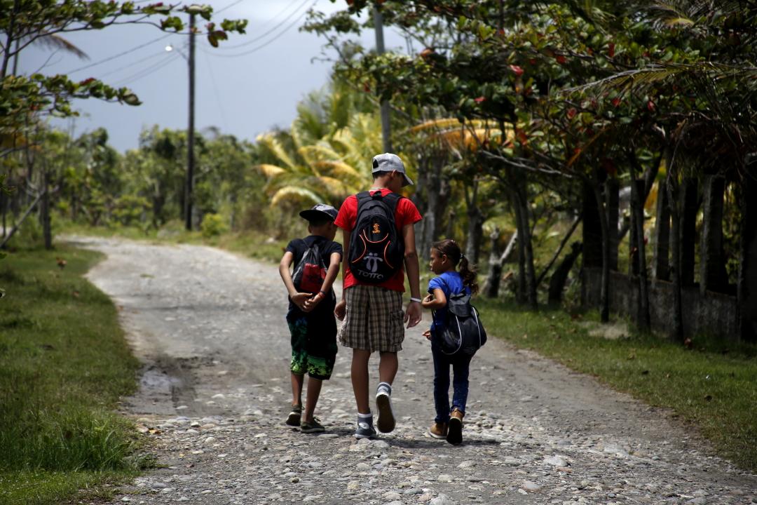 Children walk to a nearby village in Barra de Cuyamel. Photo: Martín Cálix