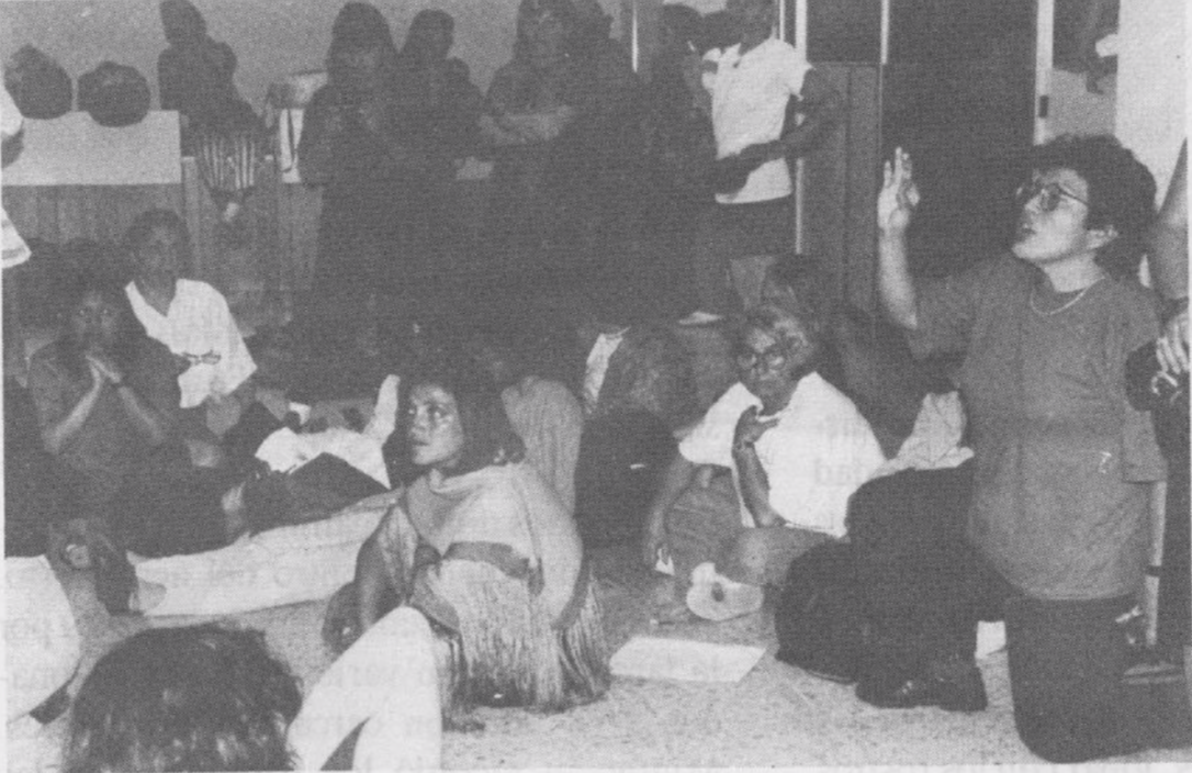 Feministas recluidas en el aeropuerto de Comalapa. Cortesía de Nicola Chávez Courtright.