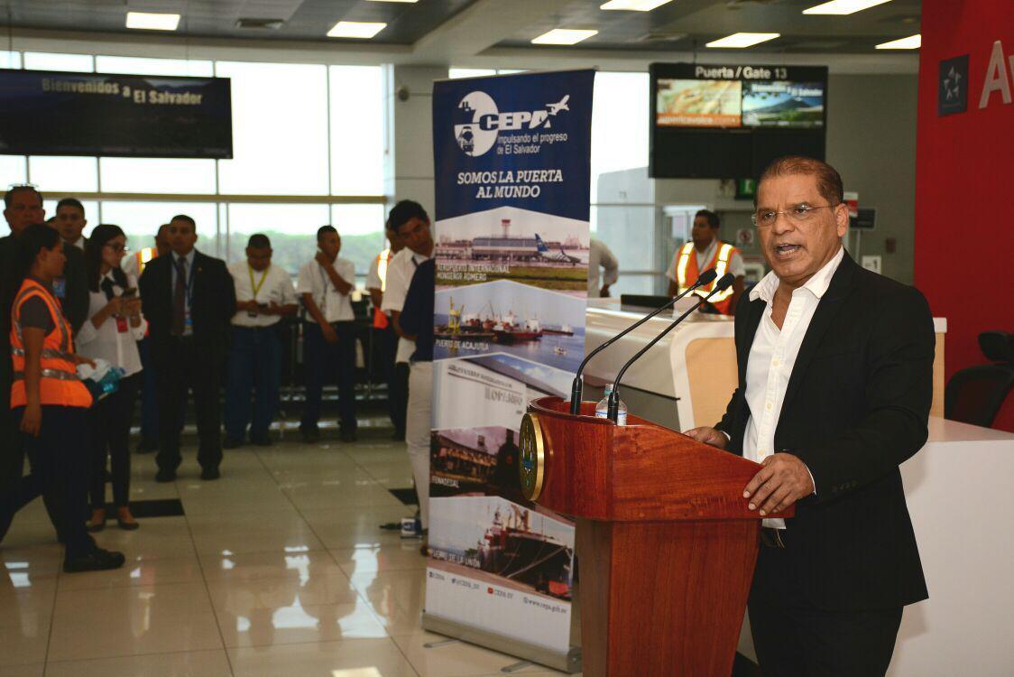 Óscar Ortiz anunció su salida de la contienda electoral desde el aeropuerto Óscar Arnulfo Romero. Foto cortesía de Vicepresidencia de la República. 