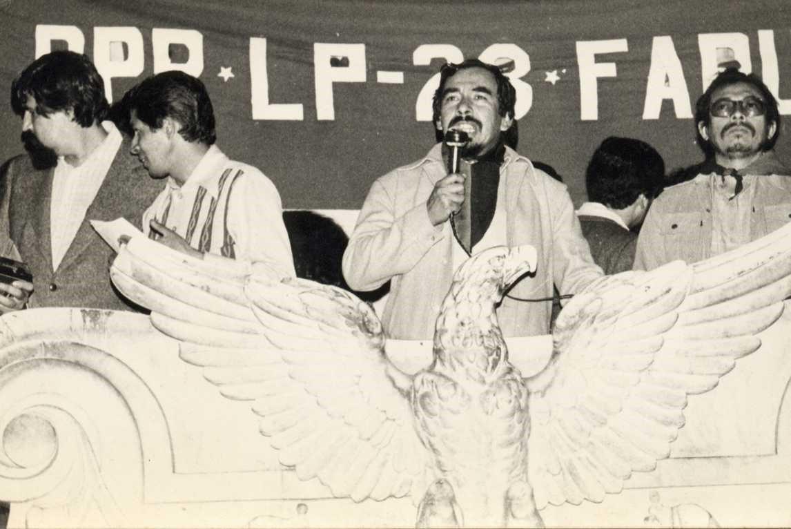 Augusto Coto, representante de la Resistencia Nacional en México, pronunciando un discurso en un mitin de solidaridad en el Hemiciclo a Juárez, México DF, 1979. Foto cortesía de Mario Vázquez Olivera.