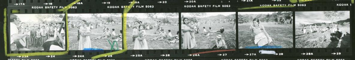 Hoja de contacto de Susan Meiselas.  El Mozote 1982. Susan Meiselas / Magnum Photos