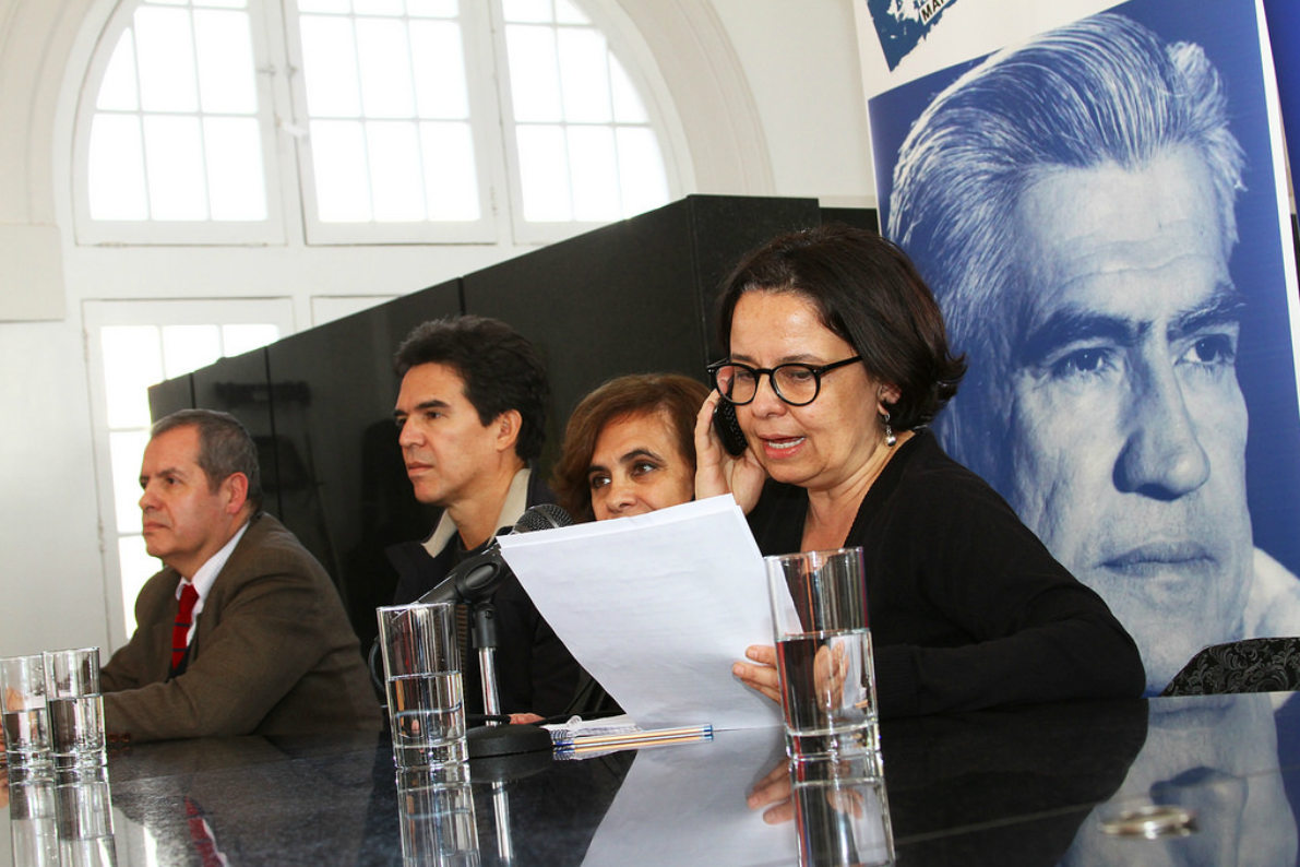 La ministra de Cultura de Chile, Claudia Barattini, da la noticia del premio a Horacio Castellano Moya a través de un llamado telefónico frente a la prensa. / Foto del sito de CNCA.