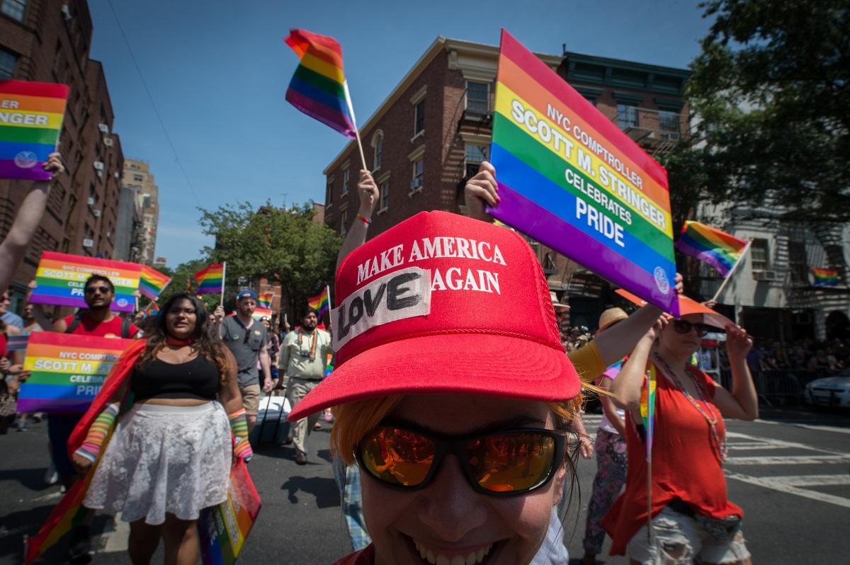 Un participante modificó el eslogan oficial de la campaña de Donald Trump durante una manifestación en Nueva York, en junio de 2016, durante la celebración del Día Internacional del Orgullo LGBT. Foto Bryan R. Smith (AFP).
