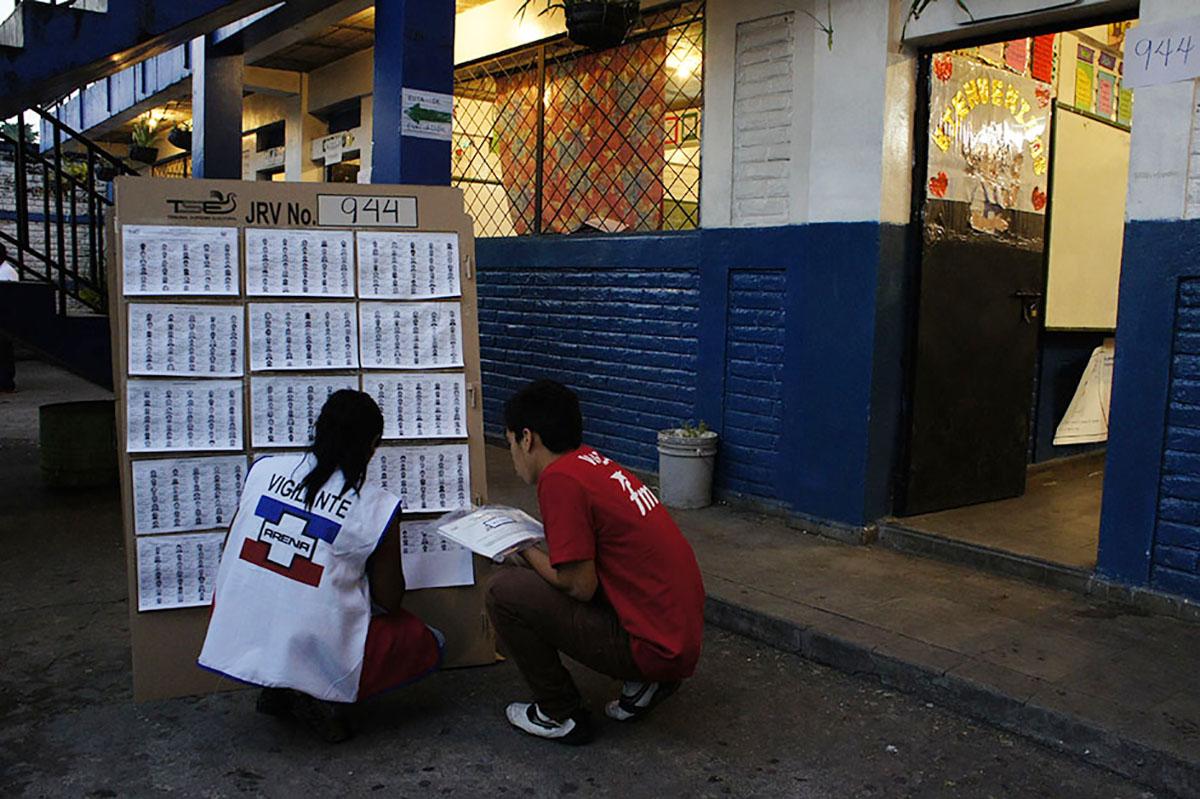 Activistas del partido ARENA y FMLN, revisan el padrón electoral, durante las elecciones presidenciales de 2014.