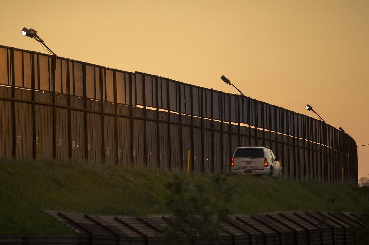 Una camioneta de la Border Patrol custodia un tramo del muro ya construido, en el distrito de San Ysidro, en la ciudad de San Diego, fronteriza entre Estados Unidos y México. Foto David McNew (AFP).