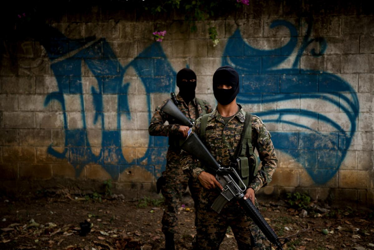 El 4 de abril, la Policía Nacional Civil y la Fuerza Armada desarrollaron un operativo conjunto en los alrededores del penal de Quezaltepeque. El objetivo era borrar los grafitis con que la Mara Salvatrucha demarca los territorios que controla. Foto El Faro/ Víctor Peña.
