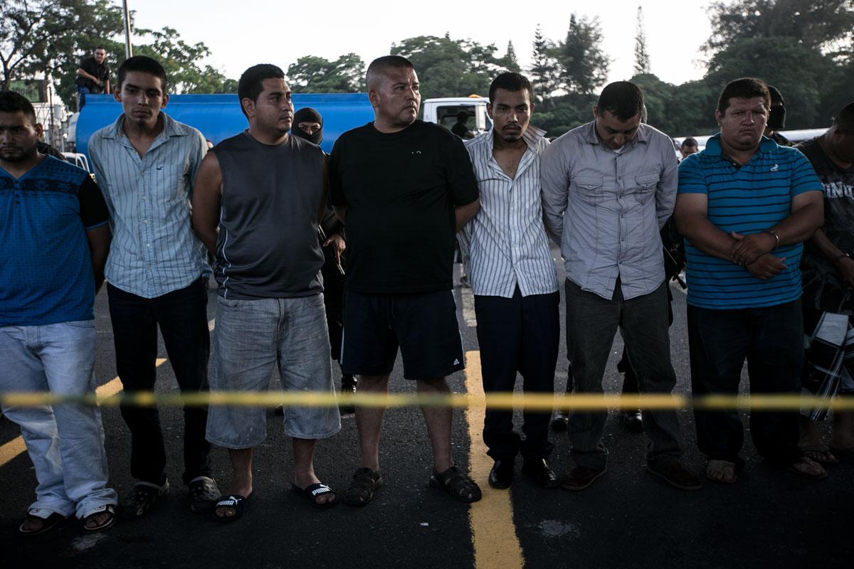 Agentes de la PNC presetaron a los capturados en el parqueo CIFCO. La FGR giró 120 ordenes de capturas, entre líderes de la pandilla y colaboradores. Foto: Fred Ramos