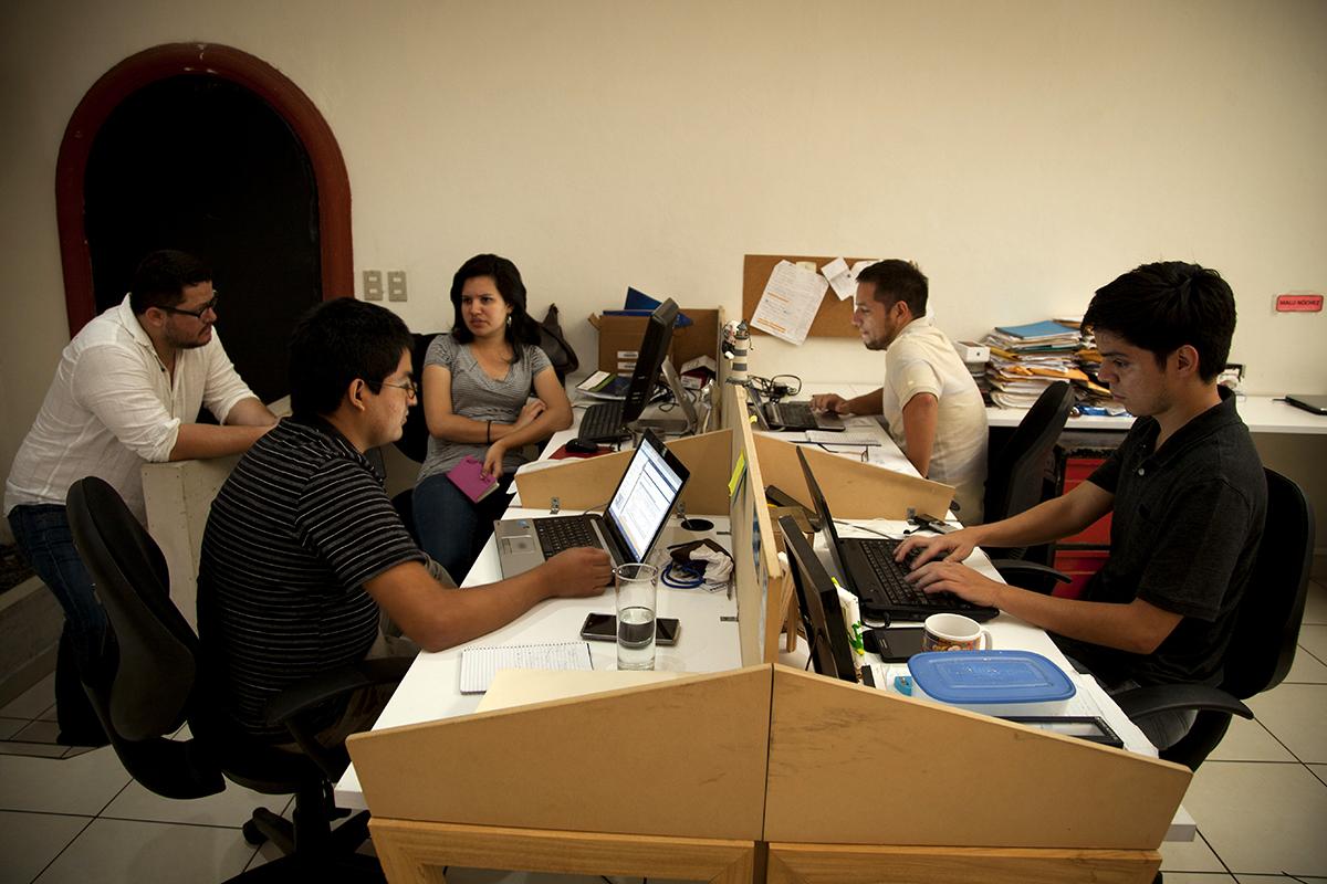 Periodistas durante la jornada laboral en la redacción del periódico El Faro