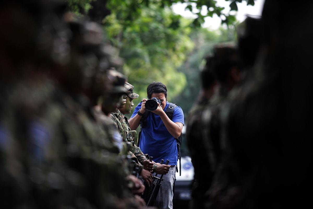 Fred Ramos, fotoperiodista de el periódico El Faro, durante cobertura realizada en la sede de la antigua Guardia Nacional, donde se realizó el lanzamiento de las Fuerzas Especiales de Seguridad, que forman parte de las medidas extraordinarias para el combate de la violencia en El Salvador.