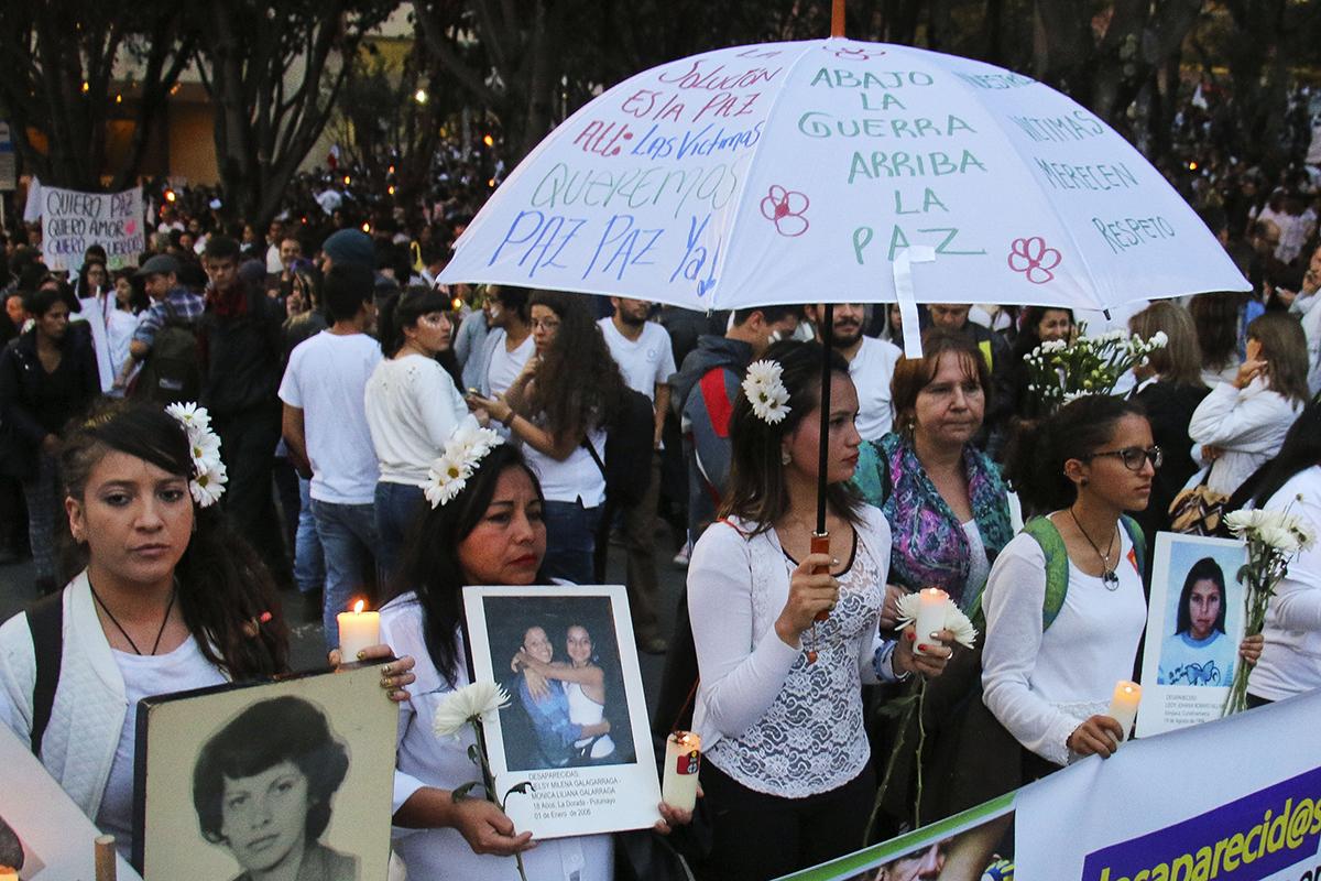 Manifestantes por el SÍ marchan en la ciudad de Bogotá en los días posteriores al triunfo del NO. Foto El Faro: Christina Noriega