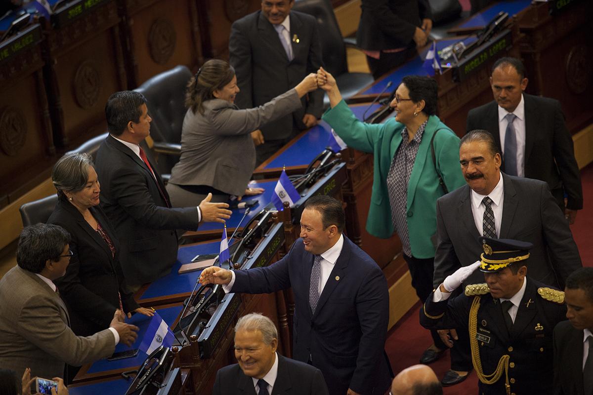 Guillermo Gallegos saluda a los diputados del FMLN, junto a Lorena Peña, durante la toma de posesión como nuevo presidente del órgano legislativo. 10/11/2016./ Foto El Faro: Víctor Peña