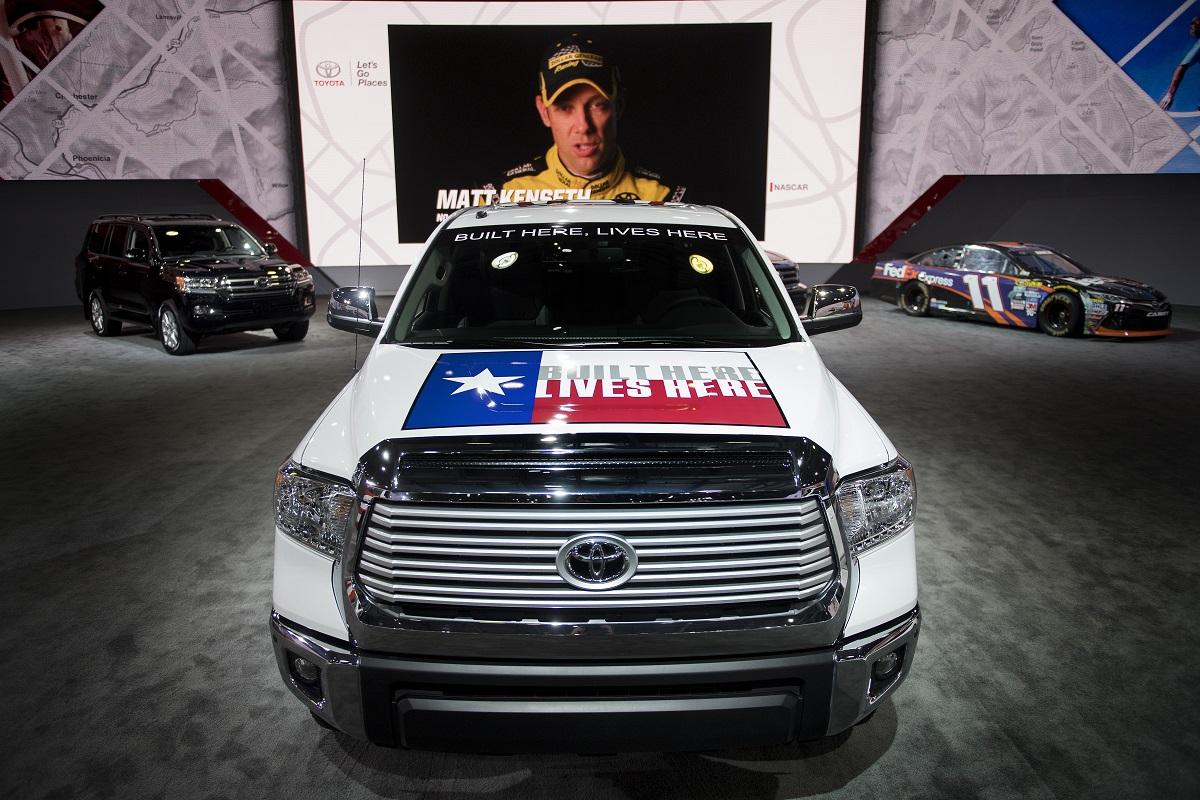 En el estand que la marca japonesa Toyota tiene en el Salón del Automóvil de Detroit se exhibe el modelo Tundra, con la bandera de Texas y este mensaje: 