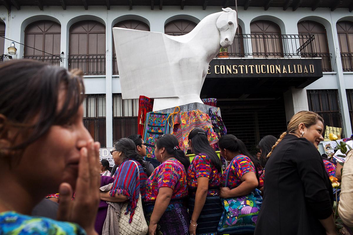 Representatives from the Sacatepéquez Women’s Development Association, AFEDES, at the Constitutional Court on the day of a monumental June 2016 hearing. Photo: Simone Dalmasso/Plaza Pública