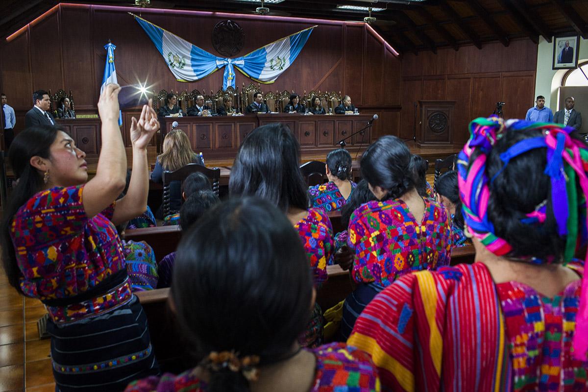 Sacatepéquez women filled the courtroom with their huipil’s bright colors. June 2016. Photo: Simone Dalmasso/Plaza Pública