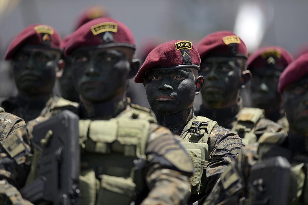 Desfile de los kaibiles, una de las unidades élite de la Fuerza Armada de Guatemala. Foto Johan Ordóñez (AFP).