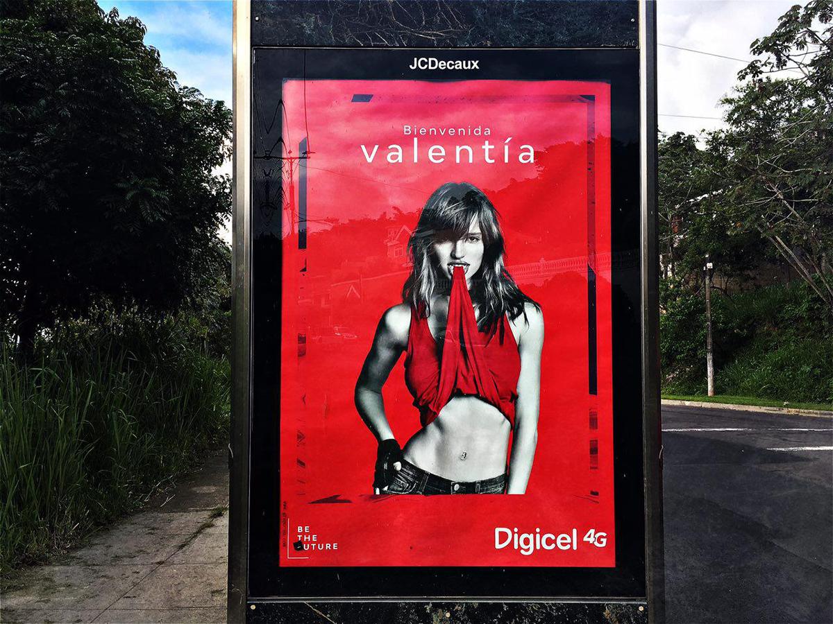 Afiche de la campaña de Digicel en una calle de San Salvador. La empresa ha continuado con su campaña de provocación pero omitiendo escenas o mensajes que hagan alusión a la homosexualidad.