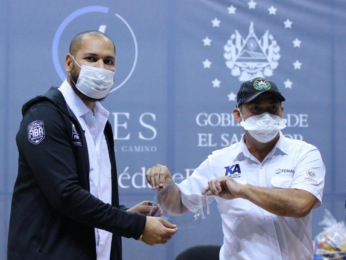 Imagen de Aguilar en un evento celebrado en abril en el que anunció una donación de caretas al Instituto Nacional de los Deportes. 