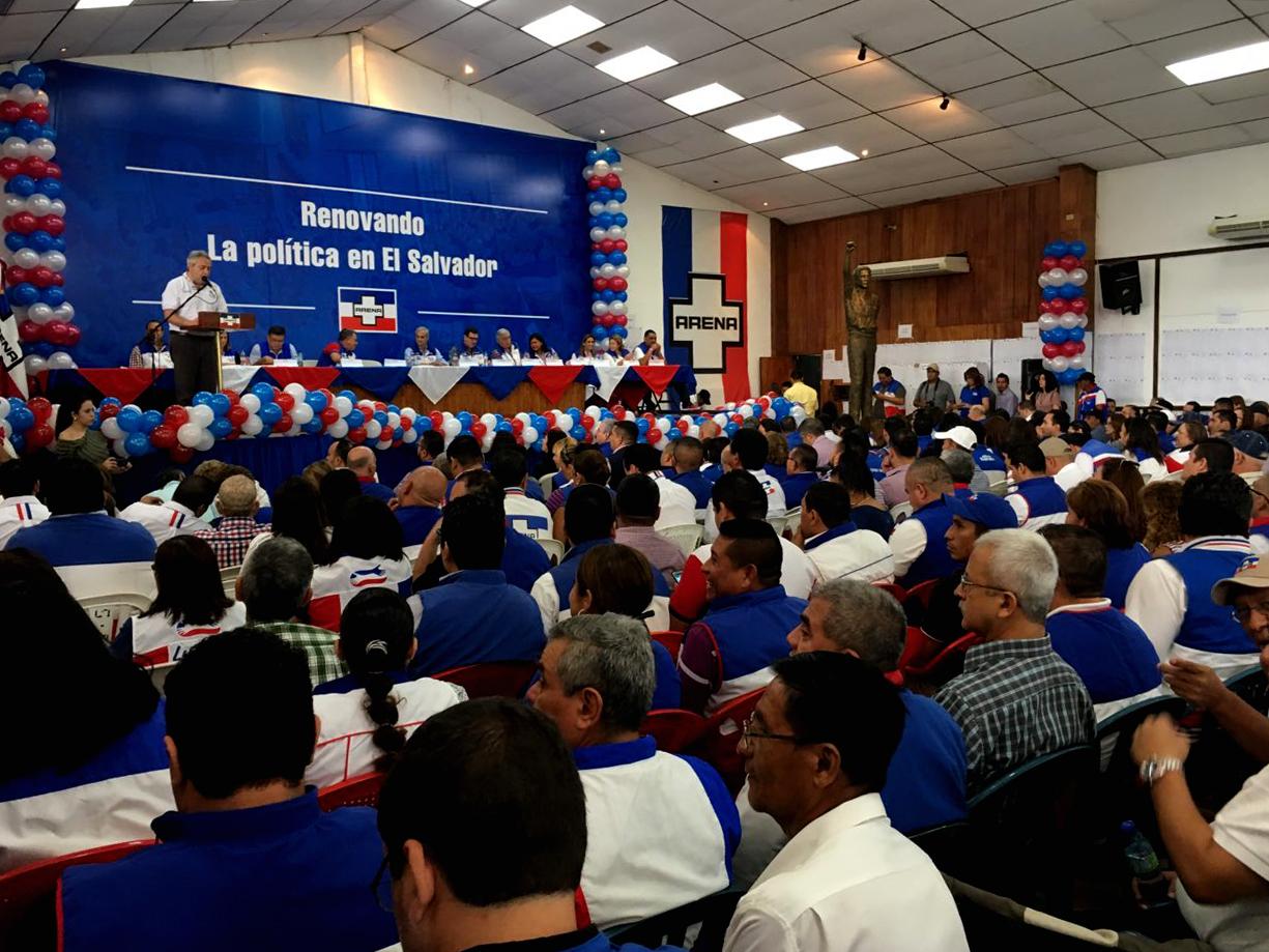 Arena convocó a sus precandidatos para 2018 a una asamblea que sirvió de excusa para que el presidente del partido, Mauricio Interiano, pronunciara un discurso a propósito de la corrupción. 