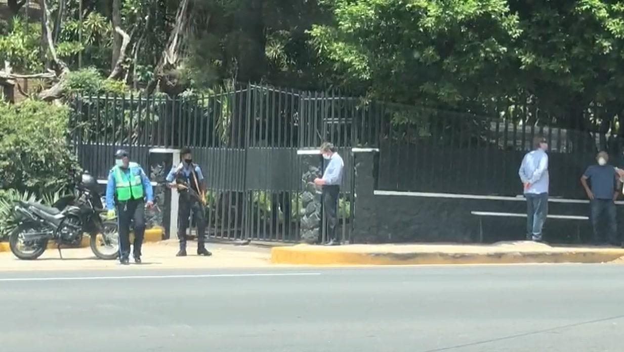 Captura de video que muestra a policías armados bloqueando el acceso a casa de Cristiana Chamorro, tras el ingreso a la fuerza de antimotines. Foto: Captura de video | Cortesía | Confidencial