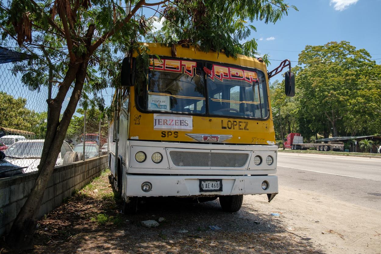 Enano’s bus remains impounded by the Choloma police as evidence for the investigation into the case. Photo:  Deiby Yánes /Contracorriente